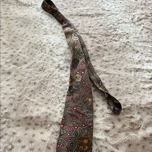Elegant Paisley Silk Tie in Red and Brown